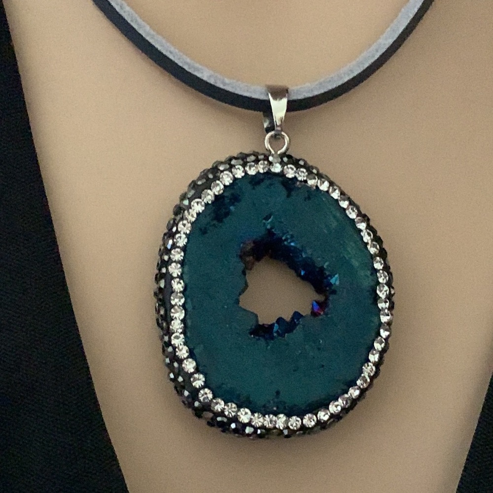 Gorgeous pendant necklace